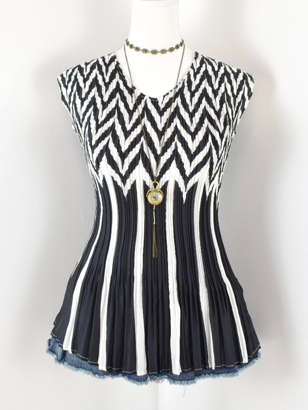 Vintage 2000s Y2K Black White Chevron Stripe Accordion Pleat Sleeveless Tank Top
